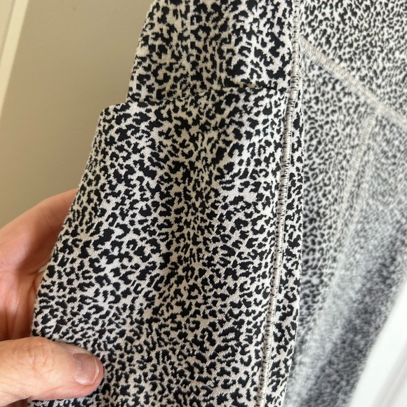 Athleta Salutation Stash Pocket II Textured Tight Leggings in Micro Cheetah Sm - Picture 3 of 9